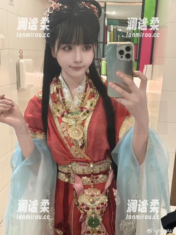 秋山AkI的短裙高清图包，带你直击每一个角度——这才叫完美的展示。