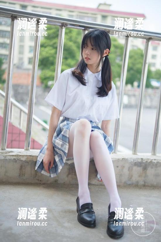 稚乖画册 - 写真也需要定制，生煎团团在校园里宛如飘逸的风，轻轻柔柔。