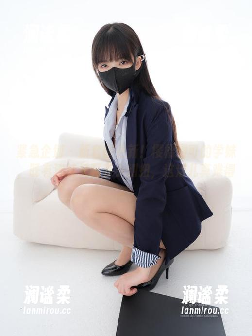 紧急企划 - 新套图更新！樱樱樱可的学妹，既有清纯又藏着小别扭，这活儿真难得。