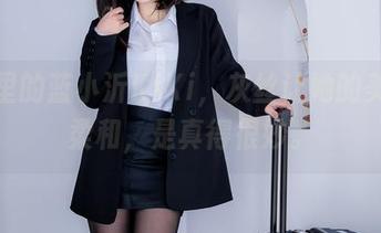 图片里的蓝小沂KiKi，灰丝让她的美更加柔和，是真得很妙。