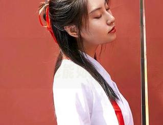蜜桃社 – 温心怡的居家写真：你能想象在家穿着睡衣也能如此闪闪惹人爱？