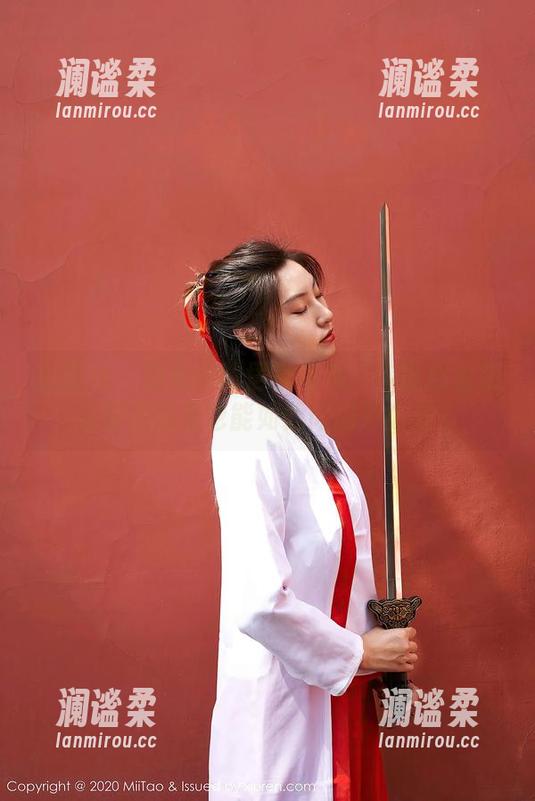 蜜桃社 - 温心怡的居家写真：你能想象在家穿着睡衣也能如此闪闪惹人爱？