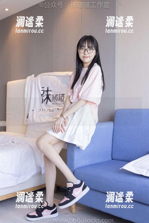 袜啵啵 - 升级版！小甜豆的咖啡色丝袜套图新更新，透明脚尖又闪亮了！