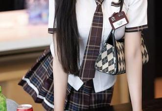 语画界 – “奶瓶”转战学妹，来点无圣光的冲击，作品却让人想停下来再看。