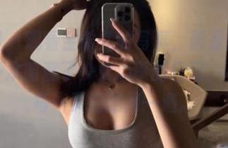 微密圈 – 观看金希儿的写真，像是偷偷发现了一本暗藏了少女心事的日记，真想把每一页都翻阅一遍。