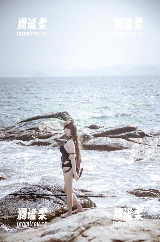 阿薰kaOri的女仆cos图片，围裙下藏着多少恍惚与矜持，像是在玩一个新游戏一样。