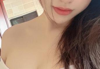 微密圈 – 雪怡妹纸的制服写真：看这里！我才不知道要多认真！