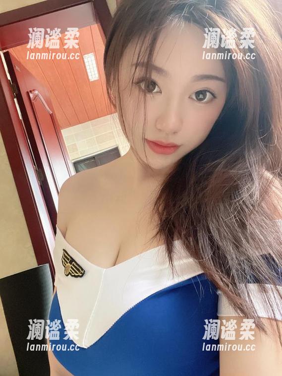 微密圈 - 雪怡妹纸的制服写真：看这里！我才不知道要多认真！