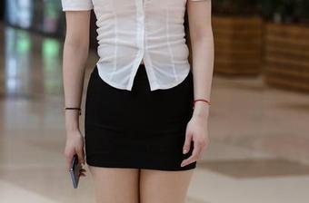 可别小看魔镜街拍的白裙女子，下载后你也能在镜子前优雅转身，准备迎接人生大挑战！