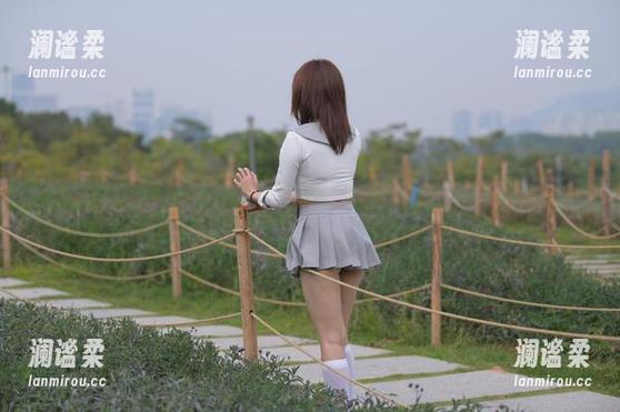 魔镜街拍带来的黑丝毛呢格子裙，原图比精选更让人魂牵梦萦！