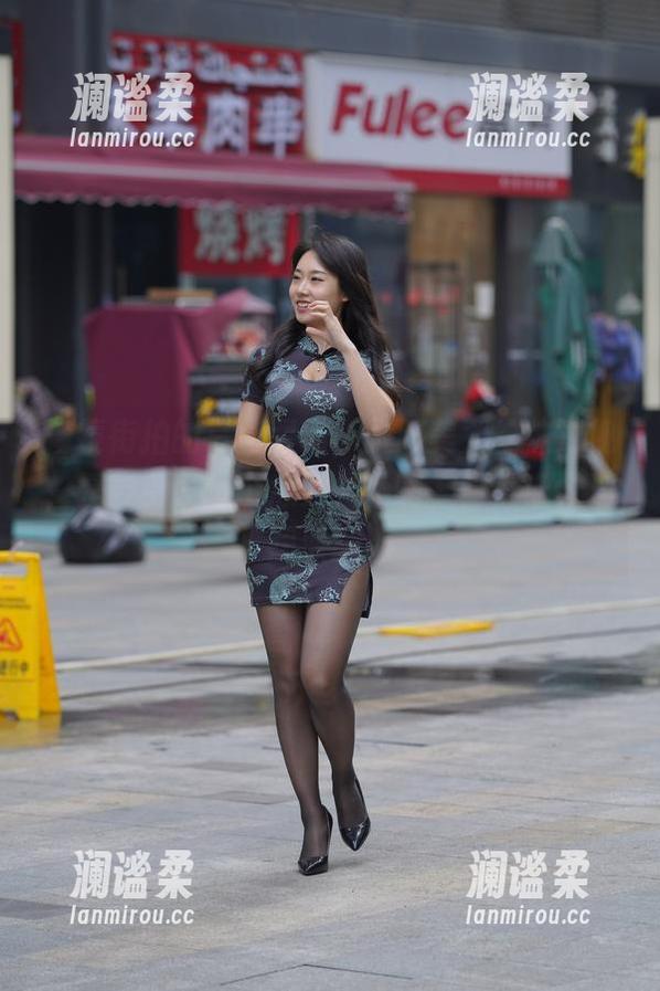 魔镜街拍的写真图册，微胖美女丝袜对视，是要引发哪个心灵共鸣啊，简直让人浮想联翩。