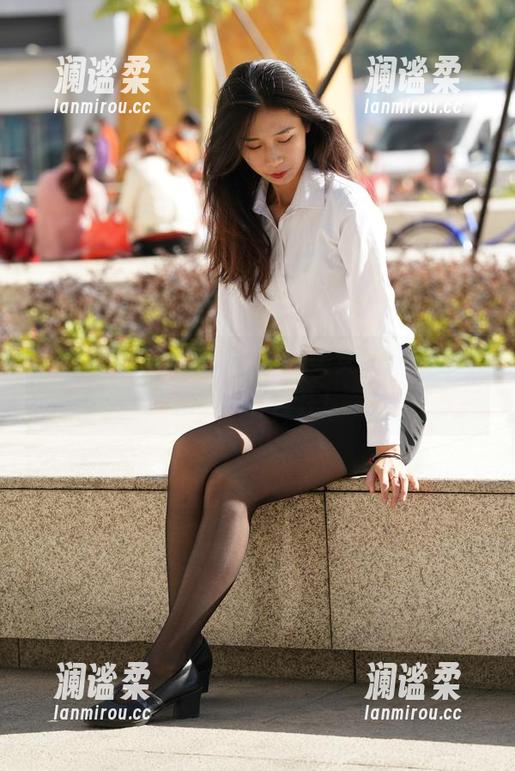 魔镜街拍：下载牛仔短裙美女，潇洒得像麋鹿一样自在！