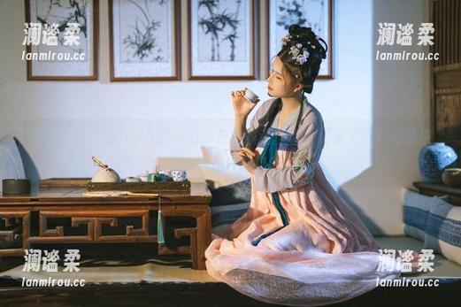 看这原图，鹿八岁baby的泳衣宅家造型也太可爱了吧！图集中每一张都像在撩我。